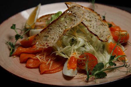 Салат Цезарь с лососем