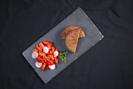 Вегетарианский бифштекс с помидорами Черри