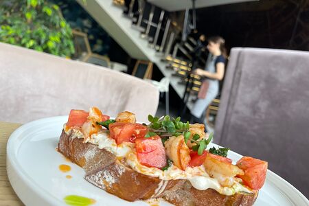 Тост с креветками и томатами