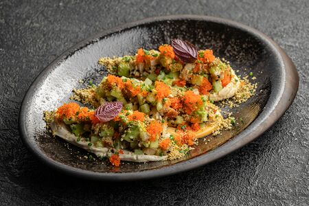 Тартар из угря с тремя видами соусов и тобико