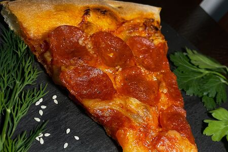 Кусочек пиццы Пепперони