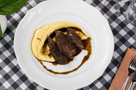 Томлёные телячьи щечки с пюре