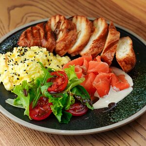Скрэмбл, лосось, круассан