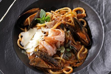 Спагетти Фрутти ди маре в неаполитанском соусе 