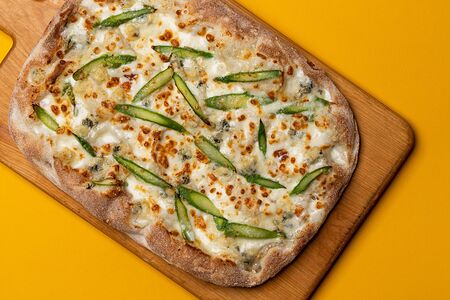 Римская пицца Сырная со спаржей средняя