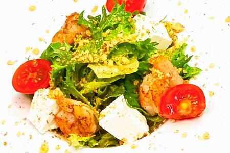 Салат с креветками в пряной заправке