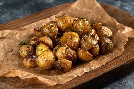 Картофель черри с чесноком и укропом