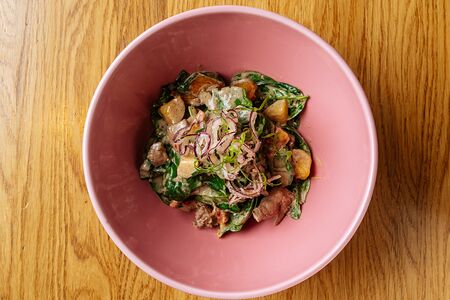 Теплый салат с куриной печенью