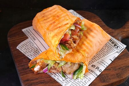 Шаурма с курицей в сырном лаваше