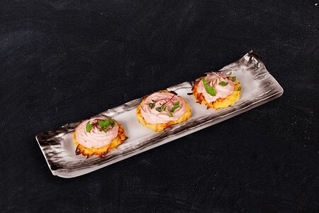 Закуска на картофельных оладушках