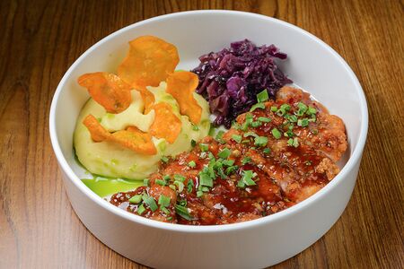 Курица с картофельным кремом и салатом из краснокочанной капусты