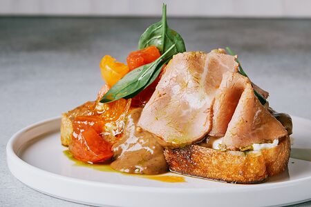 Тартин с ростбифом и соусом пеппер