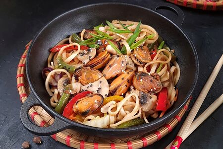 Вок по-тайски с мидиями