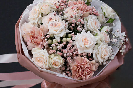 Букет цветов из кустовых роз и диантусов Пудровое облако