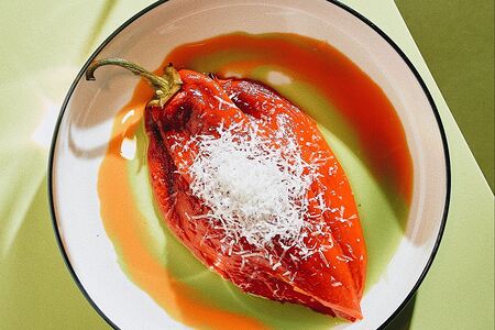 Перец рамиро со сливочным кремом и песто