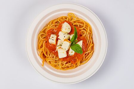 Паста с соусом из запеченных овощей с сыром фета