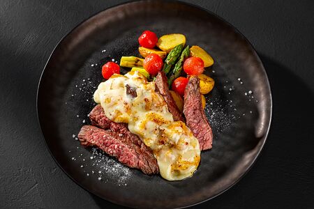 Бавет со спаржей, мини-картофелем и сыром раклет