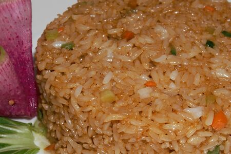 Рис, обжаренный в соевом соусе