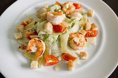 Салат Цезарь с креветками