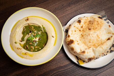 Хумус с соусом песто