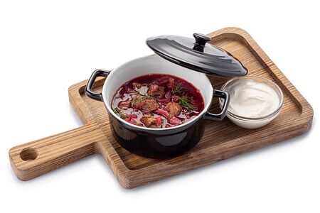 Борщ с говядиной, сметаной и хлебом