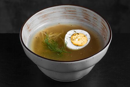 Куриный бульон с лапшой и яйцом