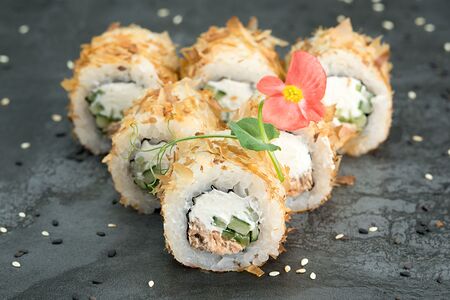 Малый Бонито с жареным лососем и огурцом