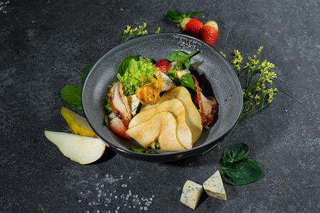 Салат с угрём и грушей