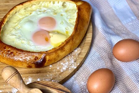 Хачапури по-аджарски с сыром и яйцом
