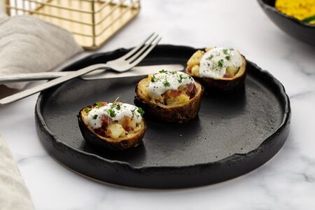 Картофель в углях с трюфельной пастой, сыром и сметаной