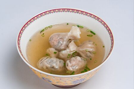 Суп с вонтонами из свинины и грибов