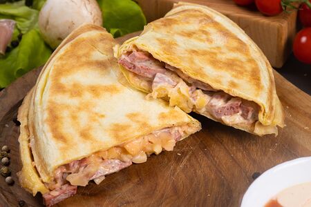 Закрытая пицца с курицей