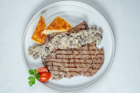 Эскалоп из говяжьей спинки с картофелем гратен