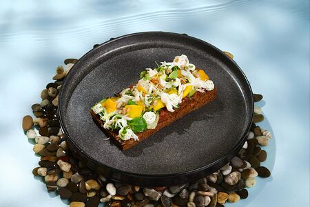 Брускетта с крабом и манго