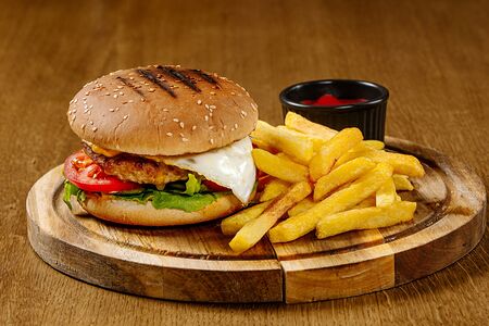 Бургер с куриной котлетой и картофелем фри