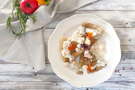 Блинчики с рыбой и красной икрой