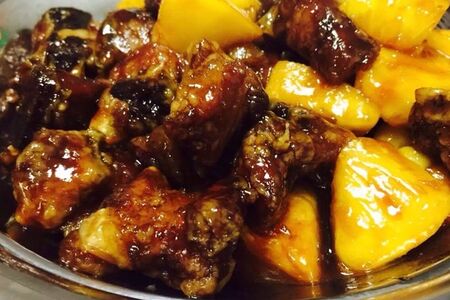 Свиные ребрышки с черным перецем и ананасом