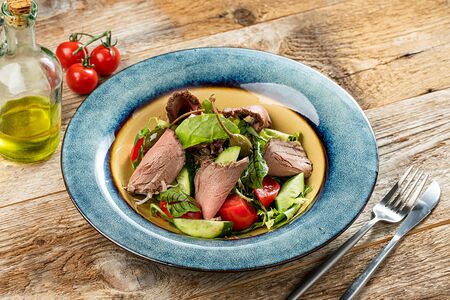 Салат с ростбифом