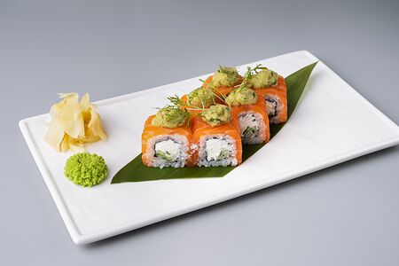 Филадельфия с лососем и гуакамоле