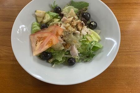 Салат с курицей и грецким орехом