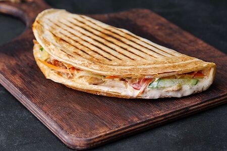 Закрытая пицца с курицей