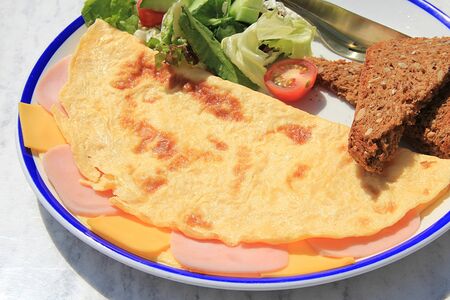 Омлет с ветчиной и сыром чеддер