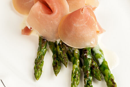 Спаржа гриль с пармской ветчиной и таледжо