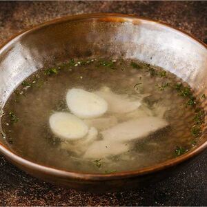 Куриный бульон с перепелиным яйцом