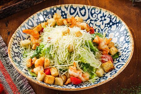 Цезарь с тигровыми креветками