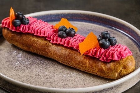 Эклер Малина-маскарпоне