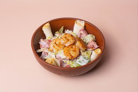 Теплый салат с креветками