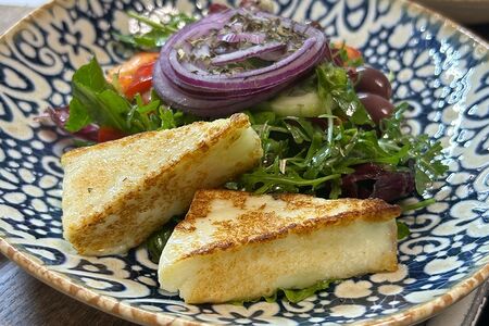 Греческий с жареным сыром Халуми