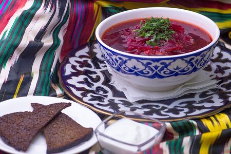 Традиционный борщ, гренки, сметана