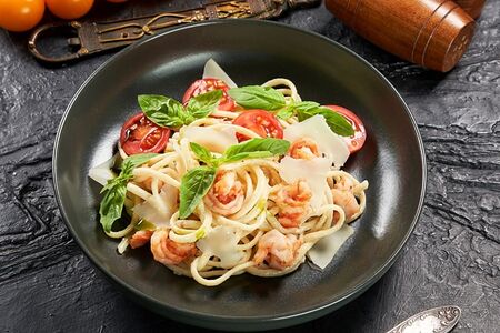 Паста с креветками и мидиями